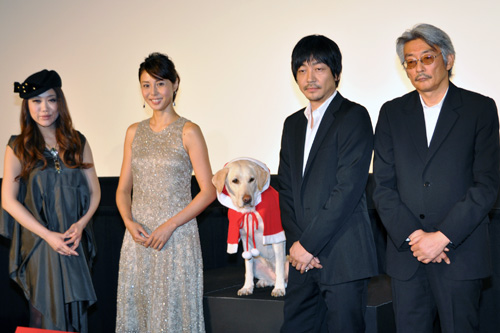 写真左からJUJU（主題歌）、松嶋菜々子、ラッキー役を演じた犬のマム、大森南朋、長崎俊一監督