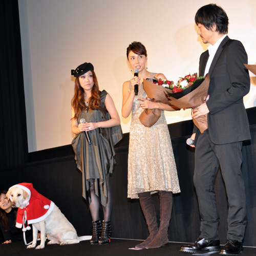 左から犬のマム、JUJU、松嶋菜々子、大森南朋