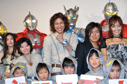 写真左から土屋太鳳、濱田龍臣、小柳友、GIRL NEXT DOOR（鈴木大輔、千紗）
