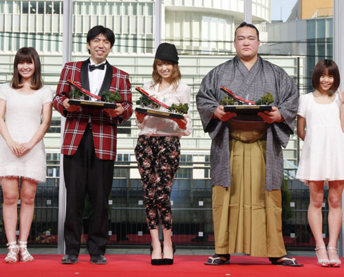 左からねづっち（Wコロン）、南明奈、稀勢の里