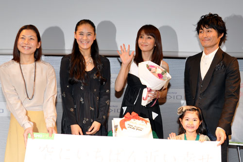 左から永田琴監督、手嶌葵、矢田亜希子、小林星蘭、安田顕