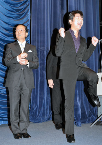ファンの声援に応える及川光博（右）と笑顔を浮かべる水谷豊（左）