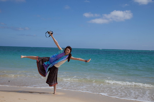 『新垣結衣の女子旅 in Hawaii』より、海辺ではしゃぐ新垣結衣
(C) BeeTV