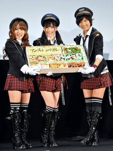 『アンストッパブル』イベントにて。特製巨大駅弁を持つAKB48の3人。左から高橋みなみ、渡辺麻友、宮澤佐江