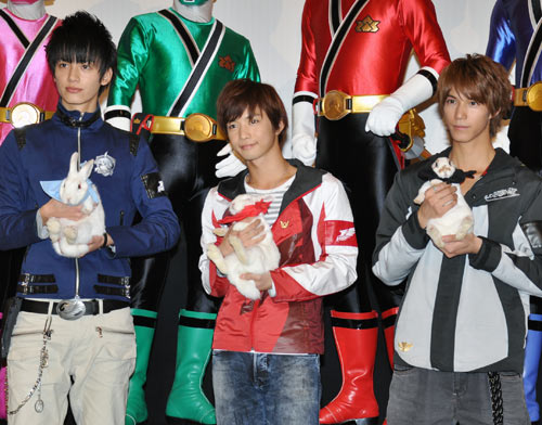 今年の干支のウサギを抱いたキャストたち。左から小野健斗、千葉雄大、浜尾京介