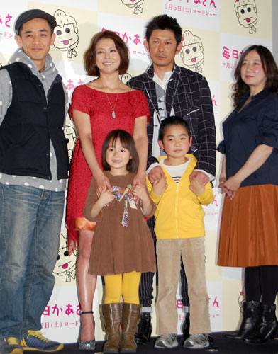 前列左から矢部光祐、小西舞優。後列左から小林聖太郎監督、小泉今日子、永瀬正敏、西原理恵子