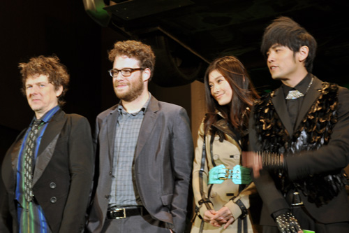 写真左からミシェル・ゴンドリー監督、セス・ローゲン、篠原涼子、ジェイ・チョウ