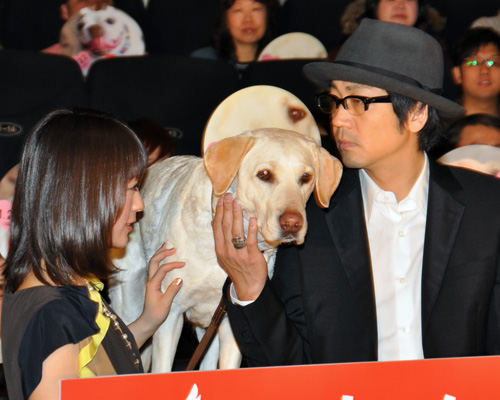 写真左から北乃きい、犬のラッキー、大森南朋