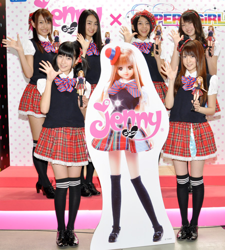 SUPER☆GiRLSがジェニーと衣装コラボ、元気さをアピールしたいと笑顔で会見