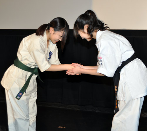 試合後に握手を交わす内田眞由美（左）と武田梨奈（右）