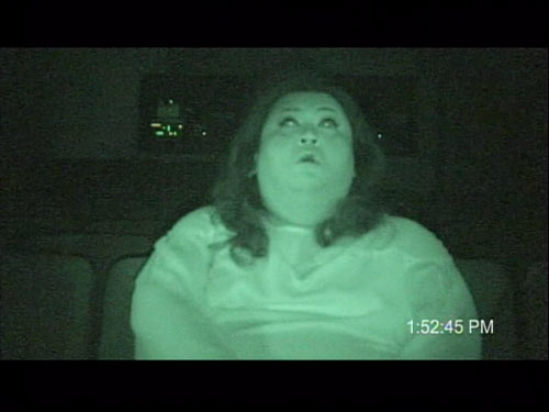 試写室で恐怖におののくマツコ・デラックスの暗視カメラ映像