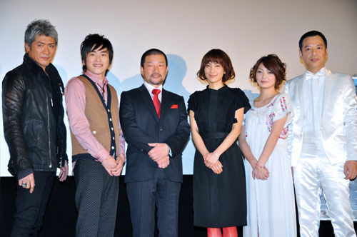 左から吉川晃司、村上純、木村祐一監督、鈴木杏樹、田畑智子、板尾創路