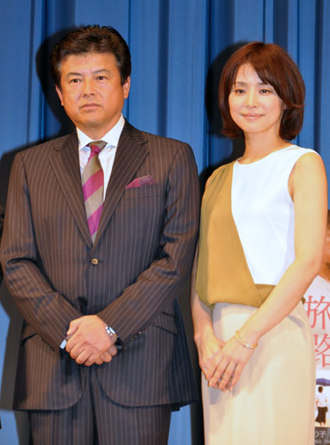 三浦友和（左）と石田ゆり子（右）