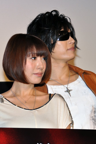 朴ロ美（左）とGACKT（右）