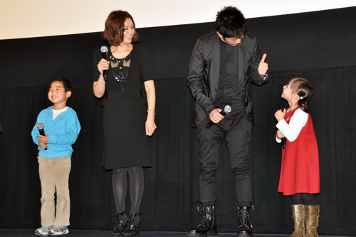 小西舞優（左）のかわいい挨拶に、親指を立てて「グー！」サインを出す永瀬正敏（左から2人目）