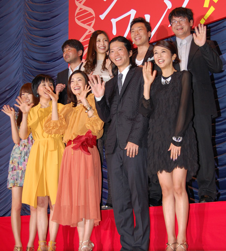 前列左から桐谷美鈴、南果歩、菅野美穂、田辺誠一、白石美帆。後列左から大谷健太郎監督、片瀬那奈、音尾琢真、海堂尊