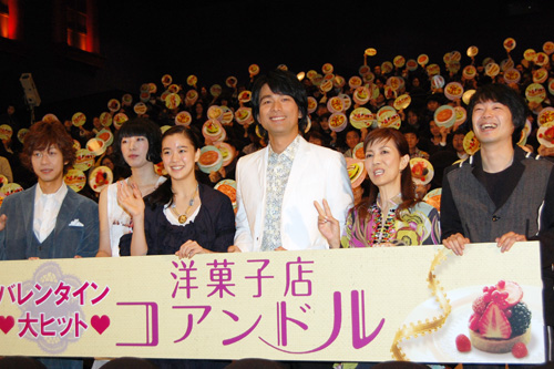 写真左から深川栄洋監督、江口のりこ、蒼井優、江口洋介、戸田恵子、尾上寛之