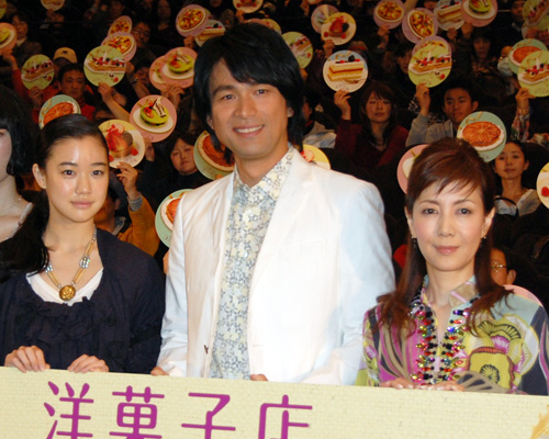 写真左から蒼井優、江口洋介、戸田恵子