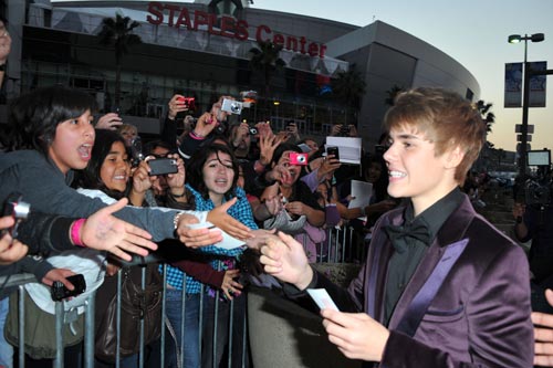 サインをするジャスティン・ビーバー
(C) 2011 Getty Images