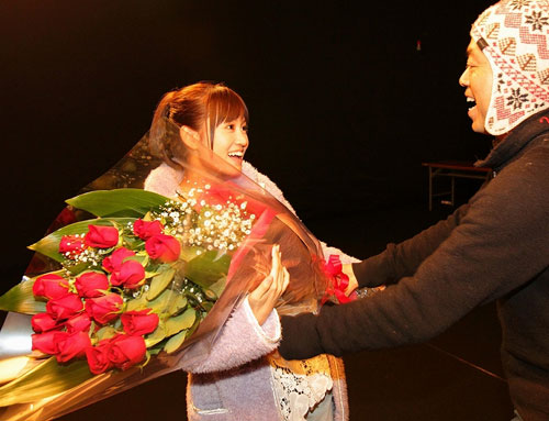 田中誠監督（右）から花束を贈られた前田敦子（左）