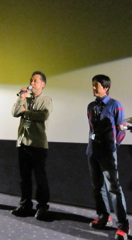 ベルリン映画祭でティーチインを行った瀬々敬久監督（左）。右は撮影担当の鍋島淳裕