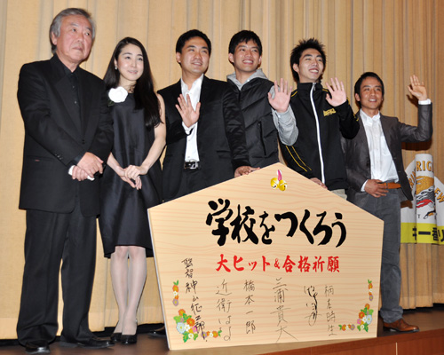 写真左から神山征二郎監督、近衛はな、橋本一郎、三浦貴大、柄本時生、池上リョヲマ