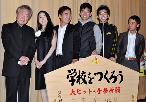 写真左から神山征二郎監督、近衛はな、橋本一郎、三浦貴大、柄本時生、池上リョヲマ