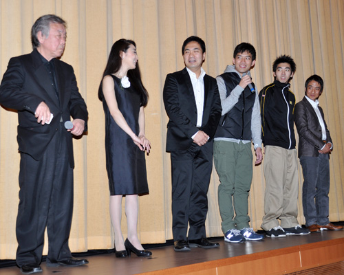 写真左から神山征二郎監督、近衛はな、橋本一郎、三浦貴大、柄本時生、池上リョヲマ