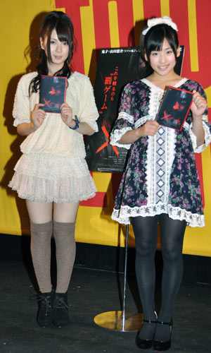 DVDを手にした菊地あやか（左）と仲川遥香（右）