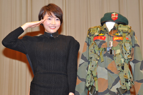 敬礼するイ・アイ。右は劇中で着用した軍服