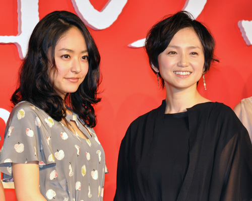 井上真央（左）と永作博美（右）