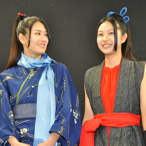 囲み取材中の阿部真里（左）と宮間梨佳（右）