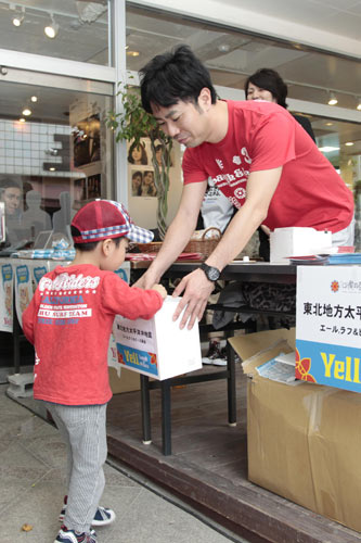 小さな男の子からの募金を受け取る藤井隆