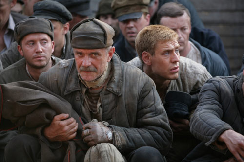 監督作『戦火のナージャ』に出演もしているニキータ・ミハルコフ（中央）
(C) 2010, GOLDEN EAGLE.