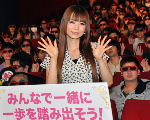 「今、できることってなんだろう」中川翔子、2週間越しの舞台挨拶に感激
