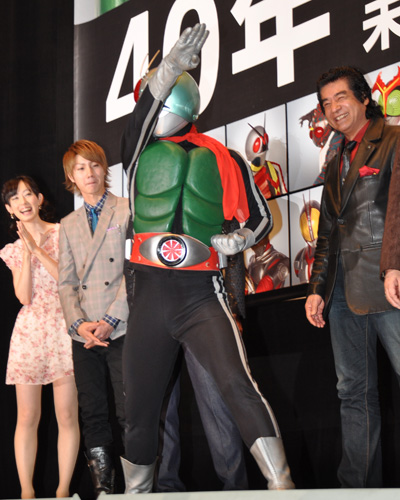 藤岡弘、（右）に代わって変身シーンを披露する仮面ライダー1号