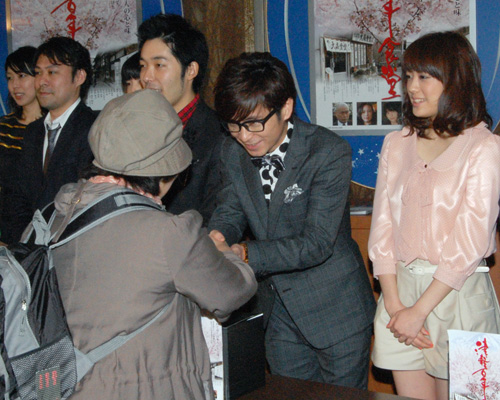 ロビーで募金活動を行う出演者たち。右から福田沙紀、藤森慎吾、中田敦彦