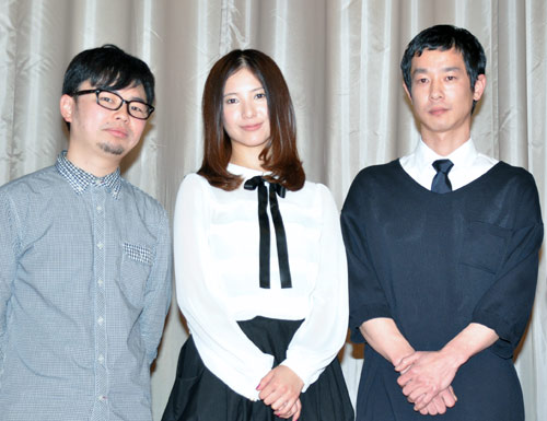 左から浜野謙太、吉高由里子、加瀬亮