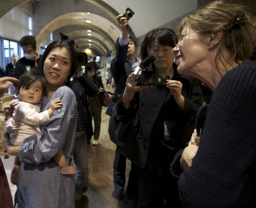 東京武道館の避難所で被災者の親子と語らうジェーン・バーキン