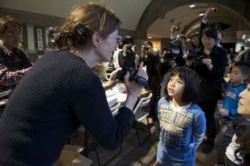 避難所の子どもの姿をビデオカメラにおさめるジェーン・バーキン