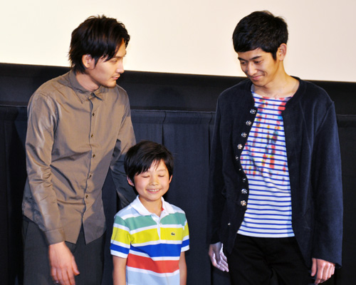 子役の横山幸汰（中央）と一緒に仲良く登場した瑛太（右）と松田龍平（左）