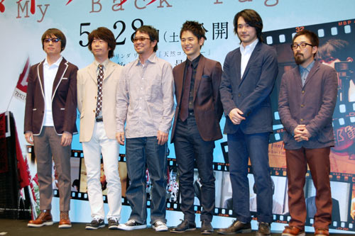 左からYO-KING、桜井秀俊、奥田民生、妻夫木聡、松山ケンイチ、山下敦弘監督
