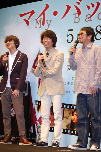 左からYO-KING、桜井秀俊（共に真心ブラアーズ）、奥田民生