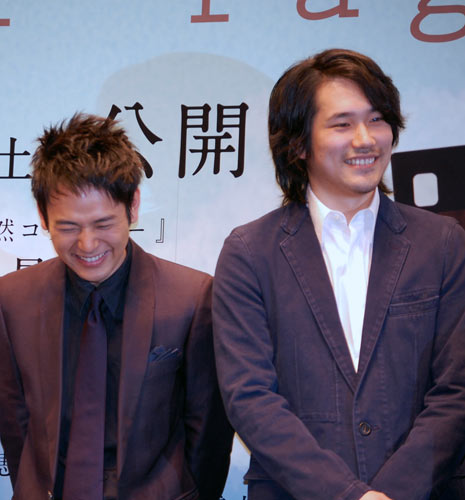 なぜか笑い転げる妻夫木聡（左）と松山ケンイチ（右）