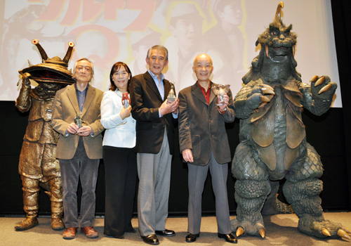 写真左からカネゴン、飯島敏宏監督、桜井浩子、佐原健二、西條康彦、ゴメス