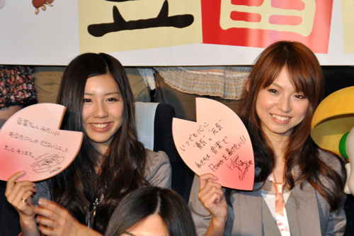 TOMOMI（左）とHARUNA（右）