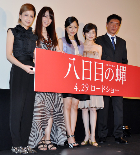 写真左から中島美嘉、森口瑤子、井上真央、永作博美、成島出監督