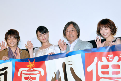 左から小池徹平、深田恭子、武田鉄矢、平野綾