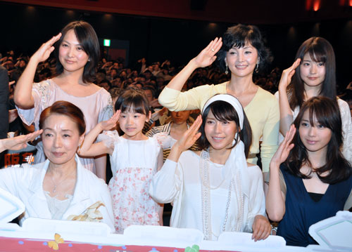 前列左から宮本信子、中谷美紀、戸田恵梨香。後列左から谷村美月、芦田愛菜、南果歩、有村架純