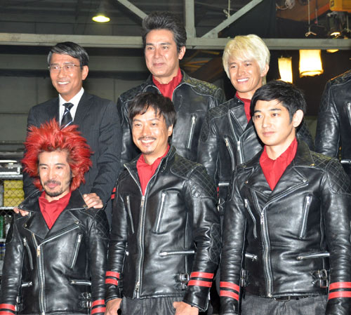 前列左より松本実、椎名桔平、瑛太。後列左より中井貴一、宇梶剛士、阿部力